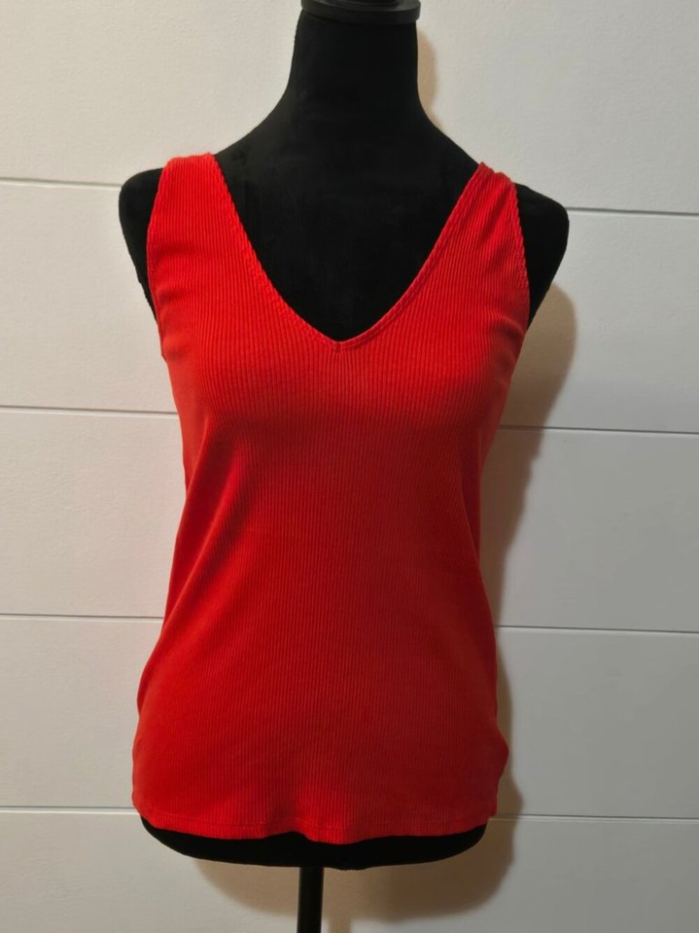 Express Red Ribbed V-Neck Tank Top Size M NWT